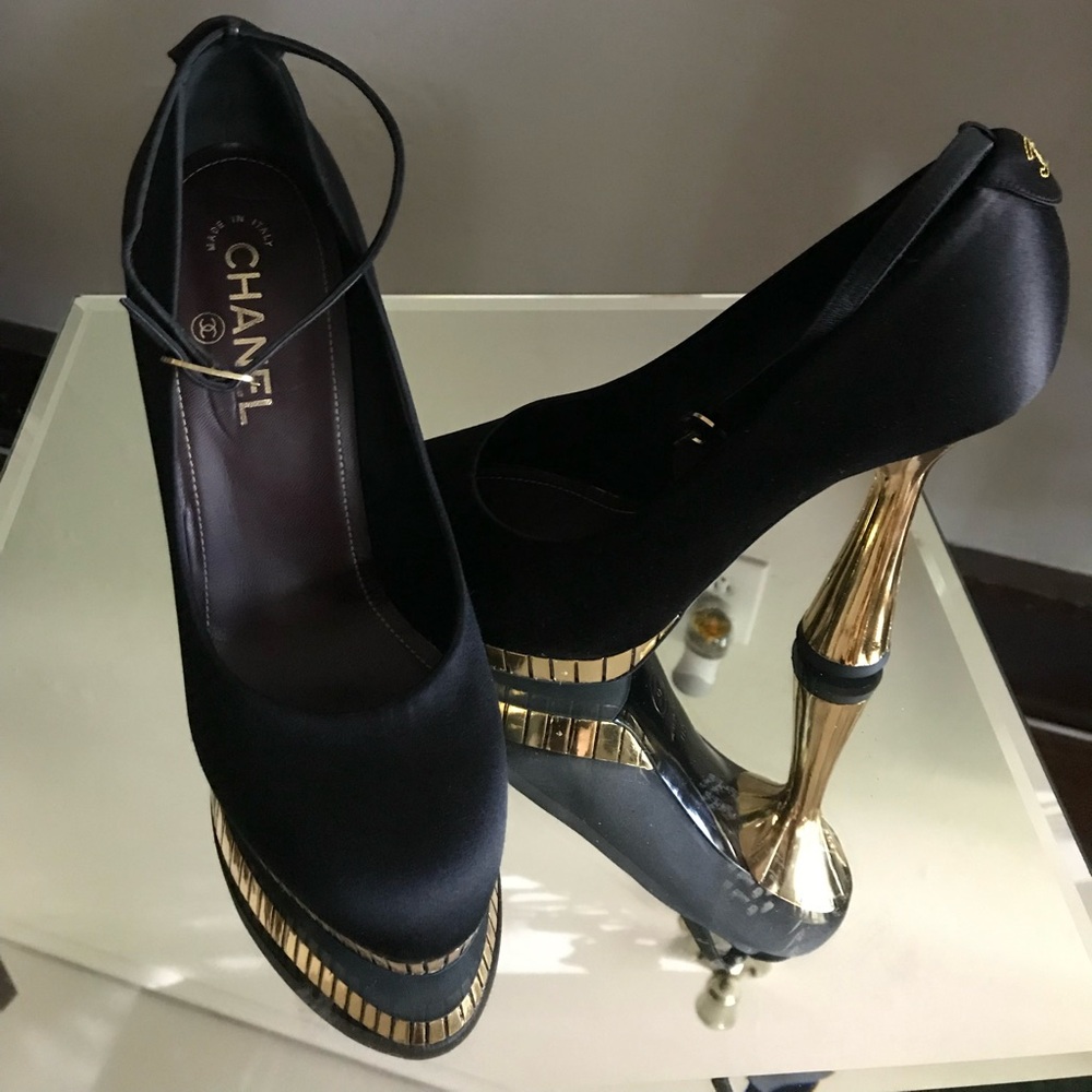 CHANEL Elegant Vintage Black and Gold Escarpin Heels